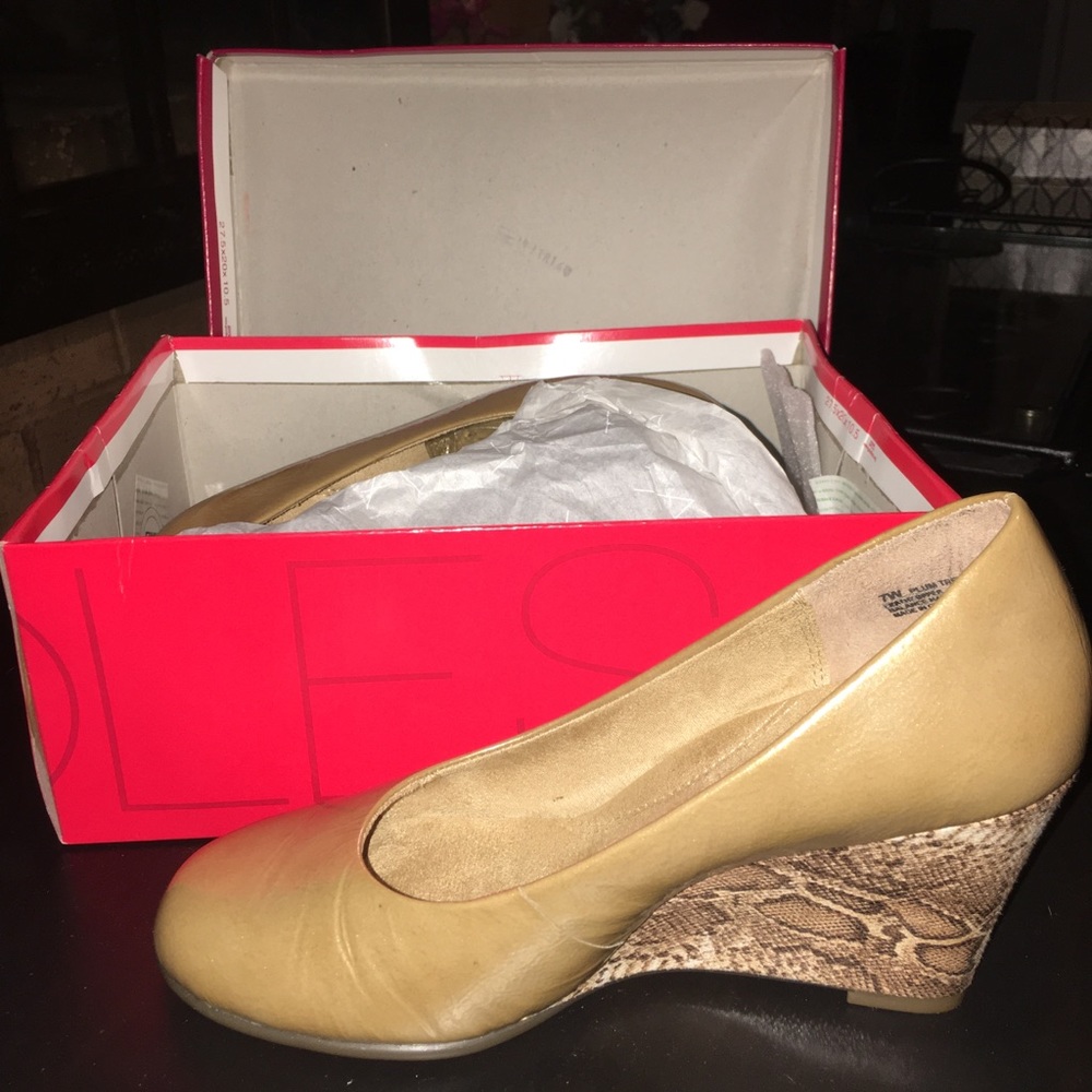 Nude snake print wedges